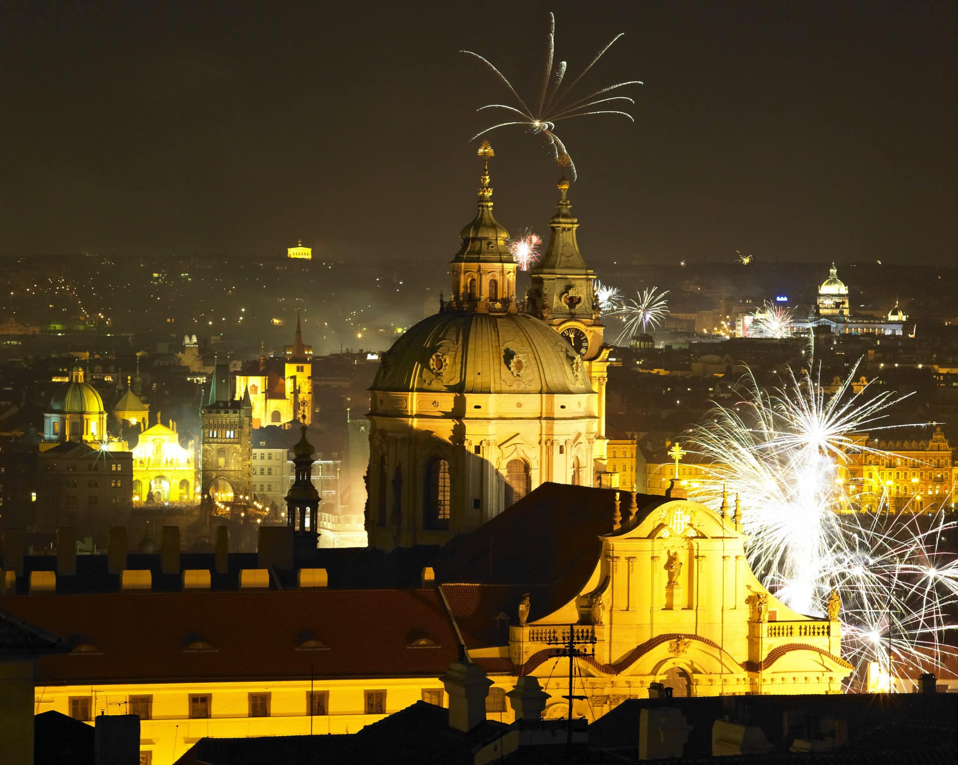 Des milliers de personnes pour regarder le feu d'artifice du Nouvel An à  Prague, en République tchèque, le 1er janvier 2020, qui a été organisée par  un groupe local pour la première